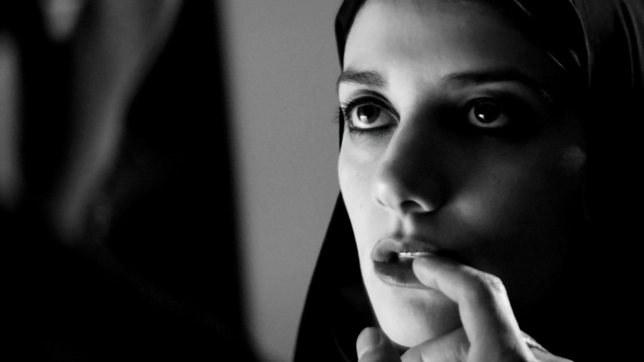 Uma Rapariga Regressa de Noite Sozinha a Casa / A Girl Walks Home Alone at Night (2014)