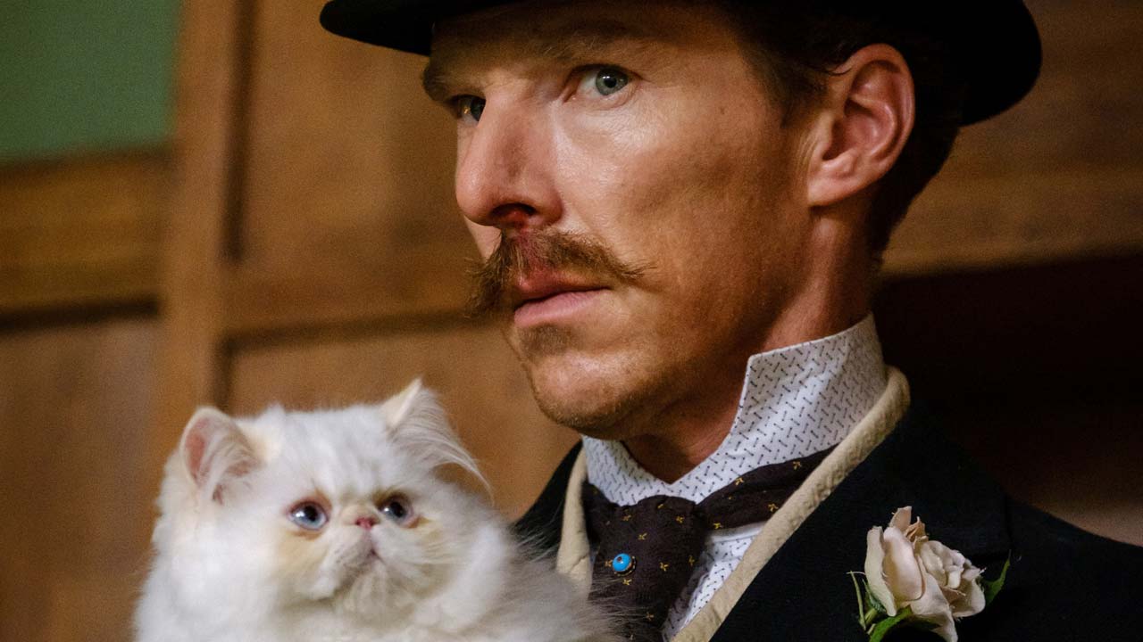 Benedict Cumberbatch arma-se de farfalhudo bigode e chapéu alto