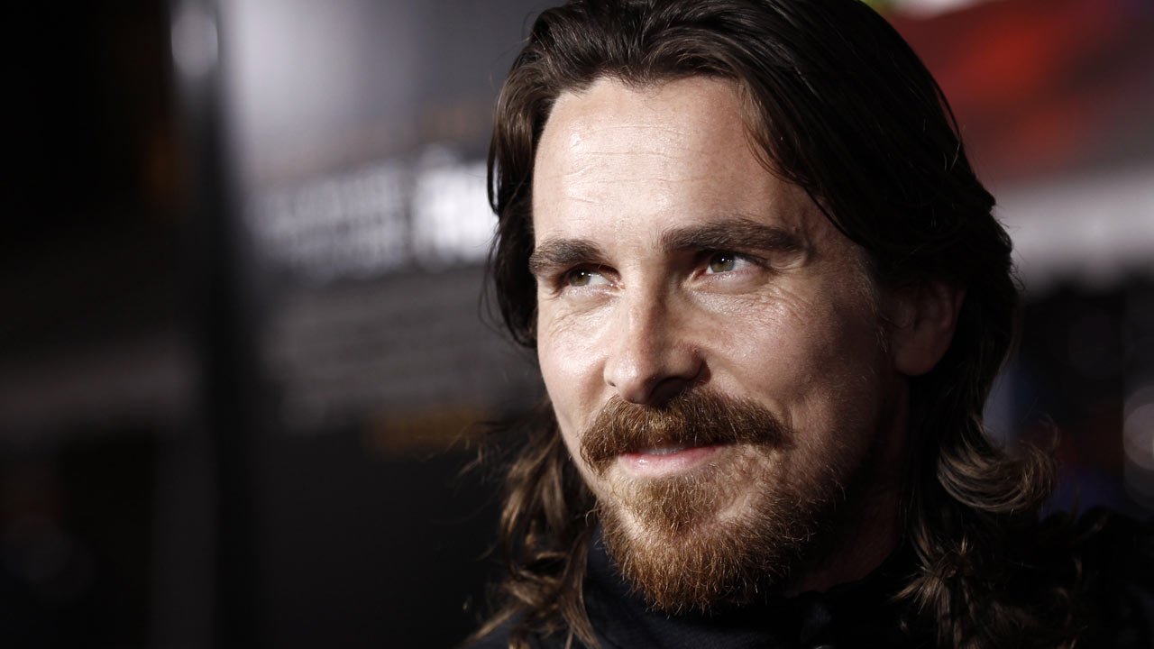 Christian Bale com grave lesão no joelho