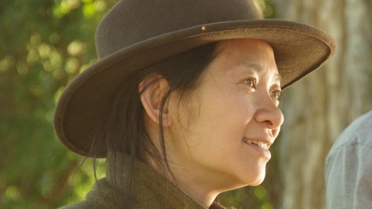 Chloé Zhao de favorita aos Óscares a realizadora de "Drácula"