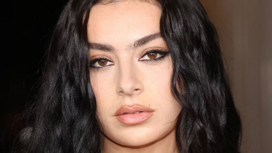 Charli XCX: estreia como produtora e protagonista no filme "The Moment"