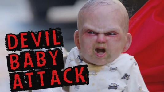 Bebé diabólico causa pânico nas ruas de Nova Iorque
