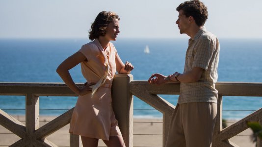 Kristen Stewart e Jesse Eisenberg perdidos por Hollywood no novo filme de Woody Allen