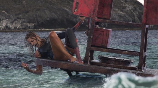 Blake Lively enfrenta um tubarão branco no novo trailer de "Águas Perigosas"