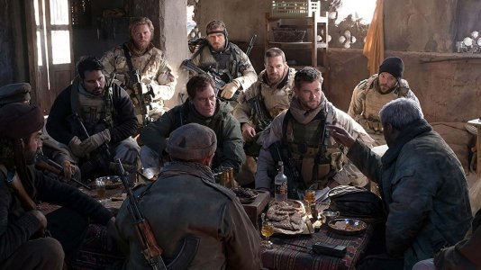 Chris Hemsworth tenta arranjar aliados no Afeganistão em "12 Strong" (veja o trailer)